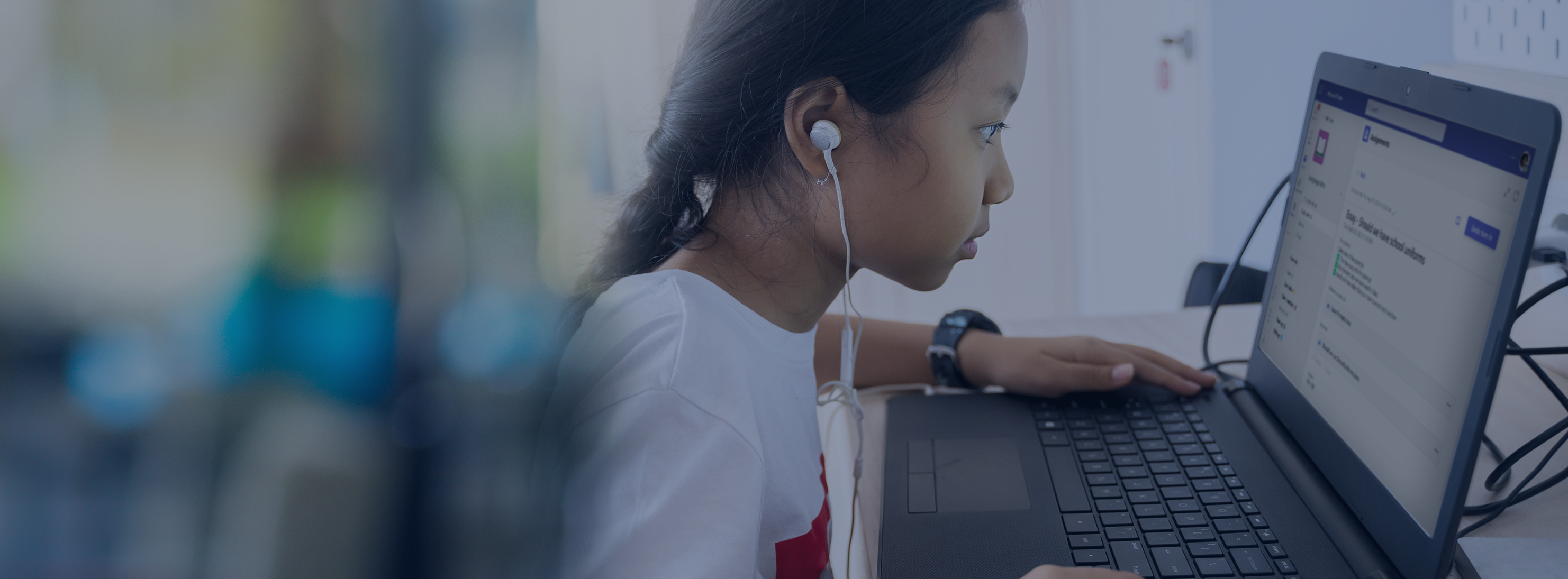 Garota usando laptop com fones de ouvido Cabeçalho de página da Microsoft