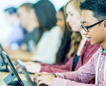 MicrosoftWindowsラップトップで入力する学生の列