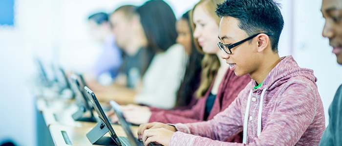 MicrosoftWindowsラップトップで入力する学生の列