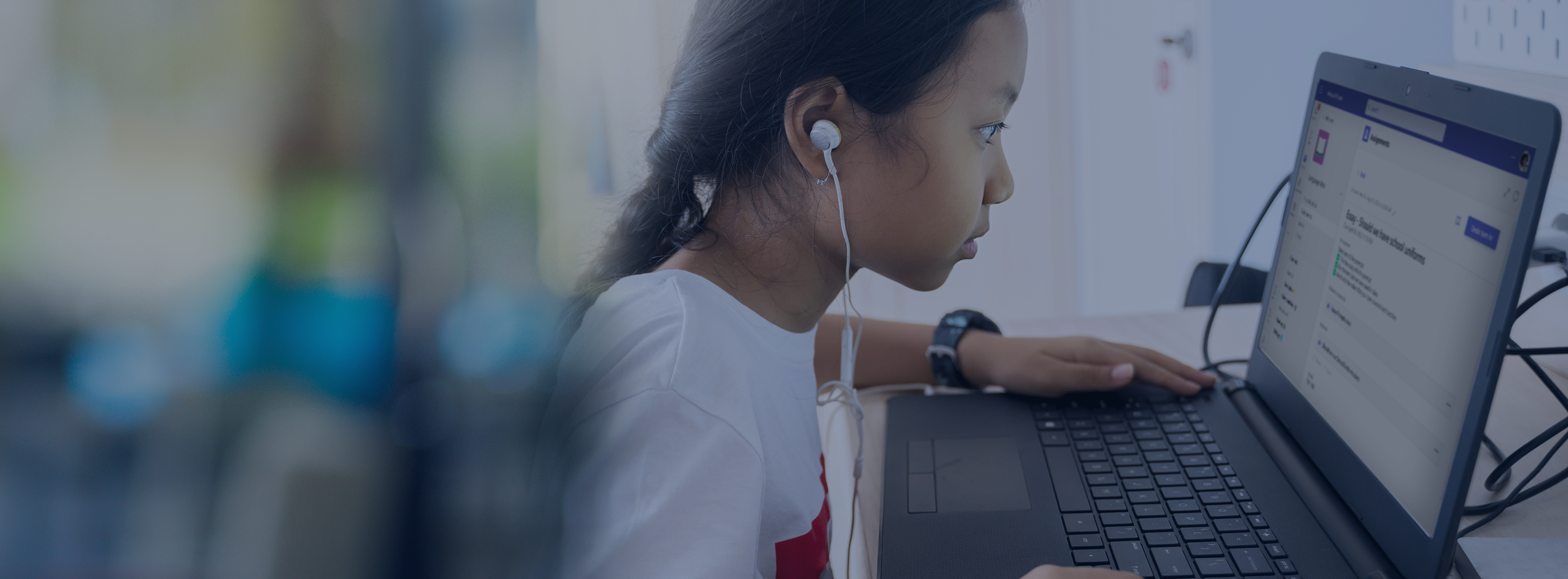 Chica usando una computadora portátil con auriculares encabezado de página de Microsoft