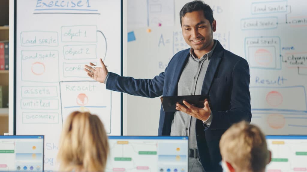 Lärare instruerar med whiteboard. Workflow för begäran av lärareapp.