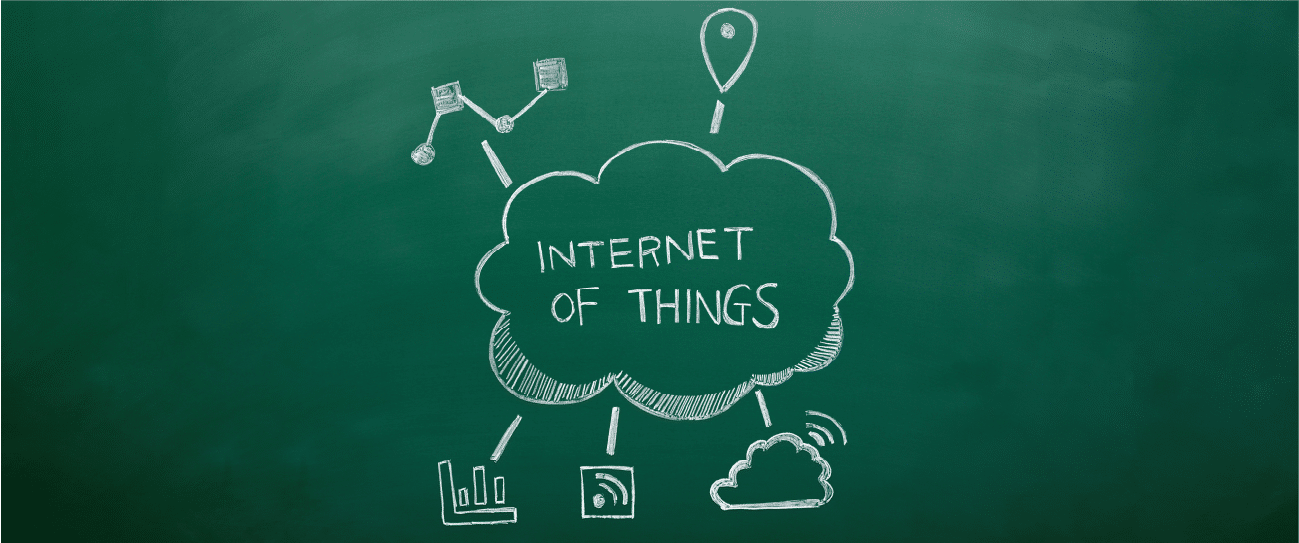 Bild på en svart tavla med "Internet of Things" skrivet i ett moln, med pilar som pekar ut och ansluter till andra ikoner.