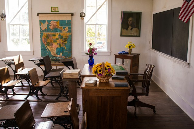 Imagem de uma sala de aula tradicional vazia